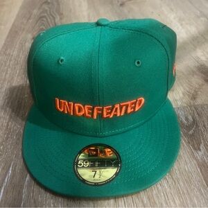 UNDEFEATED X NEW ERA 59FIFTY “UNDEFEATED LOGO” 7 1/2 GREEN ORANGE FITTED HAT